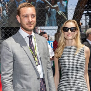 C'est en 2015 que Pierre Casiraghi, le fils de Caroline de Hanovre, et Beatrice Borroemo, journaliste et fille d'une richissime famille italienne de nobles se marient. 
Pierre Casiraghi et sa femme Beatrice Borromeo lors du Grand Prix de Formule 1 (F1) de Monaco. © Bruno Bebert/Pool Monaco/Bestimage