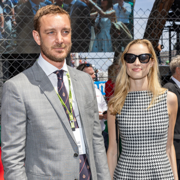 C'est en 2015 que Pierre Casiraghi, le fils de Caroline de Hanovre, et Beatrice Borroemo, journaliste et fille d'une richissime famille italienne de nobles se marient. 
Pierre Casiraghi et sa femme Beatrice Borromeo lors du Grand Prix de Formule 1 (F1) de Monaco. © Bruno Bebert/Pool Monaco/Bestimage