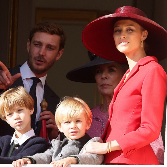 La princesse Alexandra de Hanovre, Pierre Casiraghi, Francesco et Stefano, Beatrice Borromeo, La princesse Caroline de Hanovre - La famille princière au balcon du palais lors de la Fête Nationale de la principauté de Monaco le 19 novembre 2022. © Dominique Jacovides / Bruno Bebert / Bestimage 