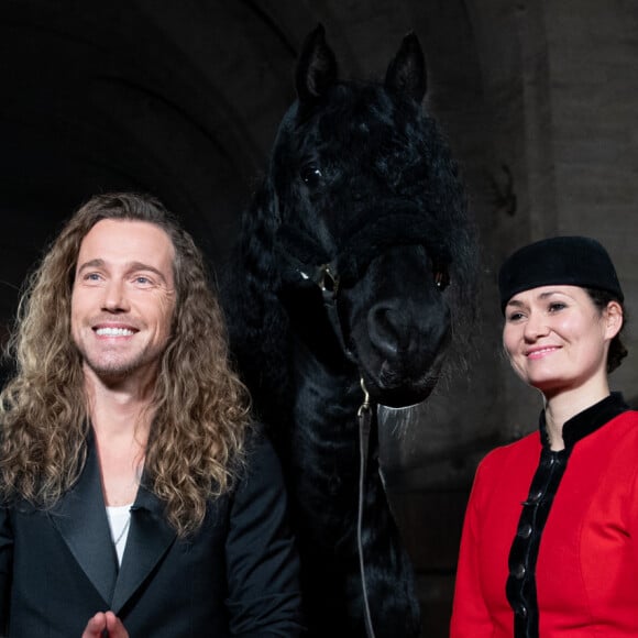 Exclusif - Nathalie présente Wietse à Julien Doré - Backstage - Enregistrement de l'émission "La grande soirée du 31" à Chantilly" au Château de Chantilly, diffusée le 31 décembre sur France 2. © Tiziano da Silva-Cyril Moreau / Bestimage Pour clore cette année 2021 en beauté, France Télévisions, fidèle à son engagement en faveur du patrimoine, offre à son public une soirée de réveillon populaire et festive au château de Chantilly, présentée par Stéphane Bern. France Télévisions marque une fois encore, au travers de cette soirée exceptionnelle, l'engagement du service public en faveur du spectacle vivant, de la musique et du patrimoine. Les équipes de France Télévisions, d'Electron Libre/Kisayang et de France 2 se sont installées au château de Chantilly pour organiser cet événement musical aussi populaire qu'éclectique.  C'est ici, au coeur des grandes écuries de Chantilly, que nous allons faire la fête, chanter et danser sur des rythmes disco. Un endroit étonnant, sublimé pour cette soirée orchestrée par Stéphane Bern entouré de chanteurs, d'artistes aux multiples talents et des danseurs de la troupe du Paradis Latin, sous la direction artistique de K.Ouali !   Les troupes du Moulin Rouge, du Lido et du Paradis Latin, le Cirque Phénix et les Folies Gruss, enchanteront ce réveillon avec des visuels magiques dans les grandes écuries du château de Chantilly. Chantilly en quelques mots... Chantilly, le château des princes. Un lieu qui regorge de collections exceptionnelles. Le duc d'Aumale, fils de Louis-Philippe, y avait notamment rassemblé la seconde plus belle collection de peintures en France, après celle du Louvre... Et puis Chantilly, c'est aussi les plus grandes écuries princières d'Europe. Un véritable palais pour chevaux, chef-d'oeuvre du XVIIIe siècle qui abrite ce magnifique lieu de spectacle.  L'émission sera diffusée sur TV5 Monde. Evénement en partenariat avec Spotify et France Bleu qui diffusera la soirée en simultané sur son antenne. 