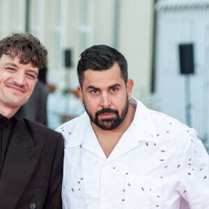 Auprès du ''Parisien'', l'humoriste tacle celles et ceux qui l'ont méprisé, et qui aujourd'hui l'acclament.
Niels Schneider et Artus lors du tapis rouge de clôture du 38ème Festival du Film de Cabourg, le 15 mai 2024. Aurore Marechal/ABACAPRESS.COM