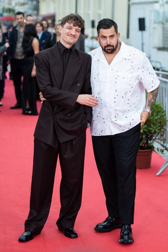 Auprès du ''Parisien'', l'humoriste tacle celles et ceux qui l'ont méprisé, et qui aujourd'hui l'acclament.
Niels Schneider et Artus lors du tapis rouge de clôture du 38ème Festival du Film de Cabourg, le 15 mai 2024. Aurore Marechal/ABACAPRESS.COM