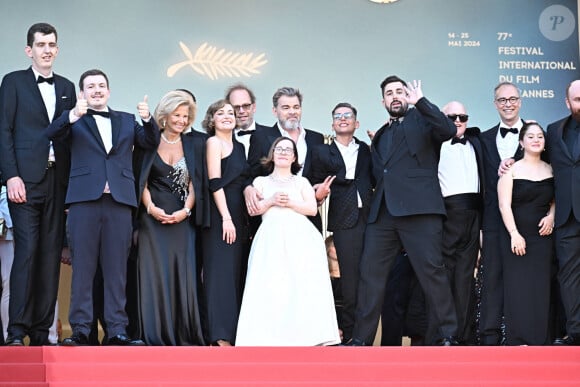 Sortie le 1er mai dernier, la comédie mettant à l'honneur des comédiens handicapés, rencontre un succès inédit depuis le Covid.
Les membres du film "Un Petit Truc en Plus" dont l'actrice française Céline Groussard, l'acteur français Clovis Cornillac et Artus assistent au tapis rouge du film "Le Comte de Monte-Cristo" lors de la 77ème édition du Festival de Cannes, le 22 mai 2024. David Niviere/ABACAPRESS.COM