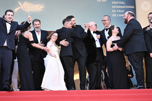 Les membres du film "Un Petit Truc en Plus" dont l'actrice française Céline Groussard, l'acteur français Clovis Cornillac, et Artus assistent au tapis rouge du film "Le Comte de Monte-Cristo" lors de la 77ème édition du Festival de Cannes, le 22 mai 2024. David Niviere/ABACAPRESS.COM