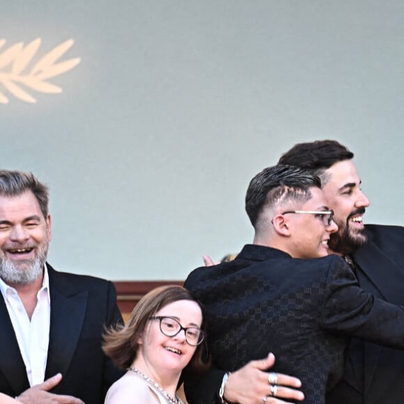 Les membres du film "Un Petit Truc en Plus" dont l'actrice française Céline Groussard, l'acteur français Clovis Cornillac, et Artus assistent au tapis rouge du film "Le Comte de Monte-Cristo" lors de la 77ème édition du Festival de Cannes, le 22 mai 2024. David Niviere/ABACAPRESS.COM