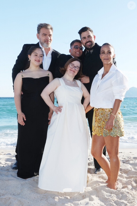 Artus, Alice Belaïdi, Clovis Cornillac, Sofian Ribes aux côtés des comédiens handicapés stars du film "Un p'tit truc en plus" sur la Plage Vegaluna lors du 77e Festival de Cannes le 23 mai 2024. Jérôme Dominé/ABACAPRESS.COM