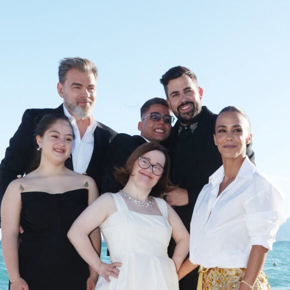 Artus, Alice Belaïdi, Clovis Cornillac, Sofian Ribes aux côtés des comédiens handicapés stars du film "Un p'tit truc en plus" sur la Plage Vegaluna lors du 77e Festival de Cannes le 23 mai 2024. Jérôme Dominé/ABACAPRESS.COM