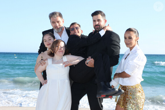 Artus, Alice Belaïdi, Clovis Cornillac, Sofian Ribes aux côtés des comédiens handicapés stars du film "Un p'tit truc en plus" sur la Plage Vegaluna lors du 77e Festival de Cannes le 23 mai 2024. Jérôme Dominé/ABACAPRESS.COM