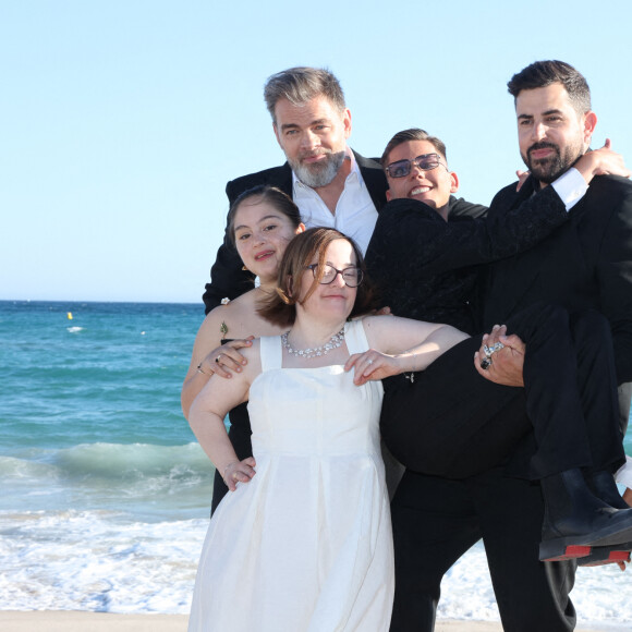 Artus, Alice Belaïdi, Clovis Cornillac, Sofian Ribes aux côtés des comédiens handicapés stars du film "Un p'tit truc en plus" sur la Plage Vegaluna lors du 77e Festival de Cannes le 23 mai 2024. Jérôme Dominé/ABACAPRESS.COM