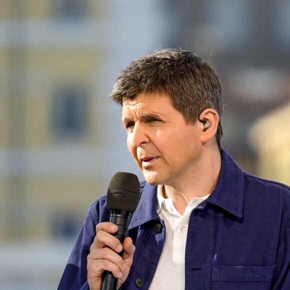 Thomas Sotto - L'émission Télématin sur France 2 en direct sur le port de Marseille dans le cadre de l'arrivée de la flamme olympique des JO de Paris 2024. 