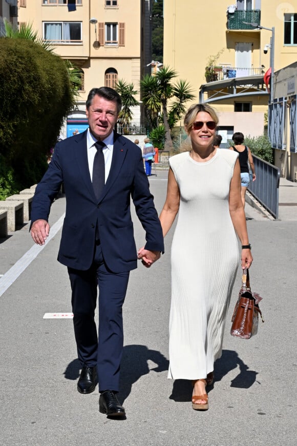 Le maire Horizon de Nice s'est rendu au bureau de vote, main dans la main avec sa femme.Christian Estrosi et sa femme Laura Tenoudji Estrosi ont voté pour le 2eme tour des élections législatives au bureau Port Lympia à Nice, le 7 juillet 2024. © Bruno Bebert / Bestimage