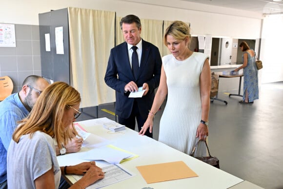 Christian Estrosi, le maire Horizon de Nice, et sa femme Laura Tenoudji Estrosi ont voté pour le 2eme tour des élections législatives au bureau Port Lympia à Nice, le 7 juillet 2024. © Bruno Bebert / Bestimage