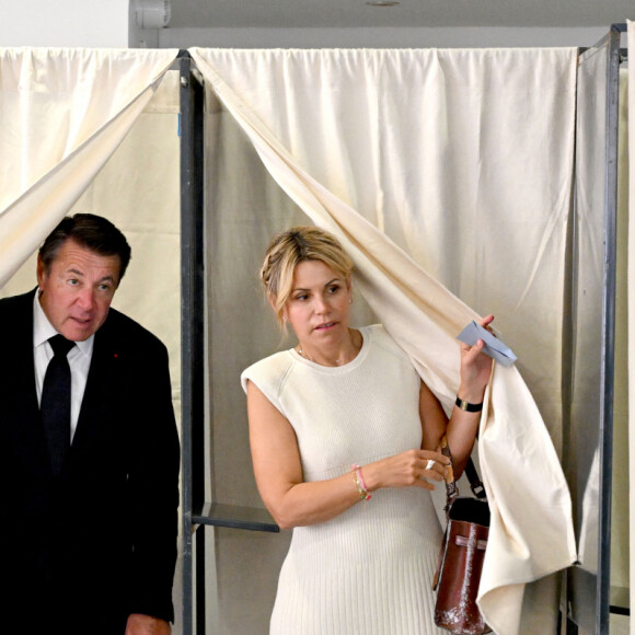 Christian Estrosi, le maire Horizon de Nice, et sa femme Laura Tenoudji Estrosi ont voté pour le 2eme tour des élections législatives au bureau Port Lympia à Nice, le 7 juillet 2024. © Bruno Bebert / Bestimage