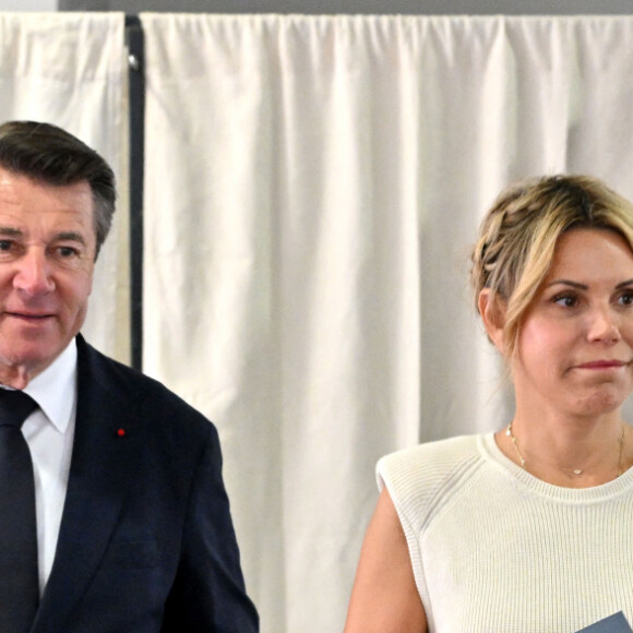 C'est ce dernier que soutient Christian Estrosi, le maire Horizon de Nice,
Christian Estrosi, le maire Horizon de Nice et sa femme Laura Tenoudji Estrosi ont voté pour le 2eme tour des élections législatives au bureau Port Lympia à Nice, le 7 juillet 2024. Dans la 1ere circonscription il y a une triangulaire qui oppose le député sortant Eric Ciotti, LR - RN, arrivé en tête au 1er tour, un candidat LFI, arrivé second et le candidat soutenu par Christian Estrosi, Graig Monetti, adjoint au maire de la ville de Nice, sur les bulletins duquel on peut lire : RESISTANCE, arrivé 3eme avec assez de suffrages pour pouvoir se maintenir au second tour. © Bruno Bebert / Bestimage 