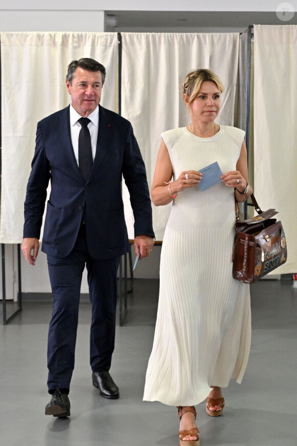 Christian Estrosi, le maire Horizon de Nice, et sa femme Laura Tenoudji Estrosi ont voté pour le 2eme tour des élections législatives au bureau Port Lympia à Nice, le 7 juillet 2024. © Bruno Bebert / Bestimage