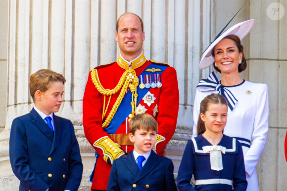 Ils aiment passer du temps de qualité avec George, Charlotte et Louis. Pour cet été, ils ne se contenteront pas que d'Anmer Hall, la résidence souvent choisie pour leurs vacances
Kate Middleton, William et George, Charlotte et Louis à Trooping the Colour à Londres. 