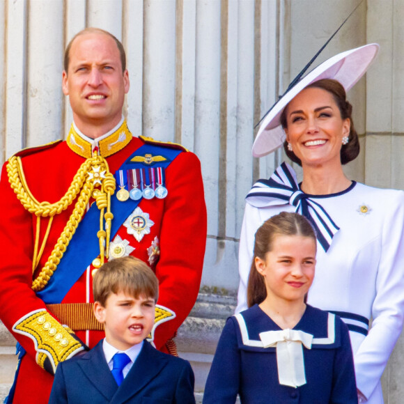 Ils aiment passer du temps de qualité avec George, Charlotte et Louis. Pour cet été, ils ne se contenteront pas que d'Anmer Hall, la résidence souvent choisie pour leurs vacances
Kate Middleton, William et George, Charlotte et Louis à Trooping the Colour à Londres. 