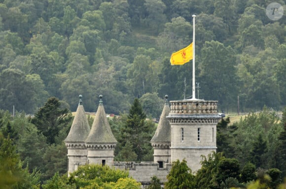 Le domaine de Balmoral compte pas moins de 150 bâtiments. Il est entouré de 20 000 hectares de terrain.
Le drapeau en berne au château de Balmoral, au lendemain du décès de la reine Elisabeth II d'Angleterre à l'âge de 96 ans. Le 9 septembre 2022. 