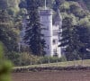 L'endroit même qu'Elizabeth II chérissait tant et où elle a rendu son dernier souffle le 8 septembre 2022. La procession de son cercueil a débuté depuis le château
L'Étendard royal d'Écosse hissé en haut du Château de Balmoral, pour signifier la présence de la reine Elisabeth II d'Angleterre au sein de la résidence, à Ballater, le 6 août 2019.