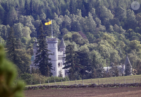 L'endroit même qu'Elizabeth II chérissait tant et où elle a rendu son dernier souffle le 8 septembre 2022. La procession de son cercueil a débuté depuis le château
L'Étendard royal d'Écosse hissé en haut du Château de Balmoral, pour signifier la présence de la reine Elisabeth II d'Angleterre au sein de la résidence, à Ballater, le 6 août 2019.