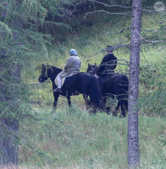 La reine Elisabeth II d'Angleterre se balade à cheval au Château de Balmoral en Ecosse, le 14 août 2019. 