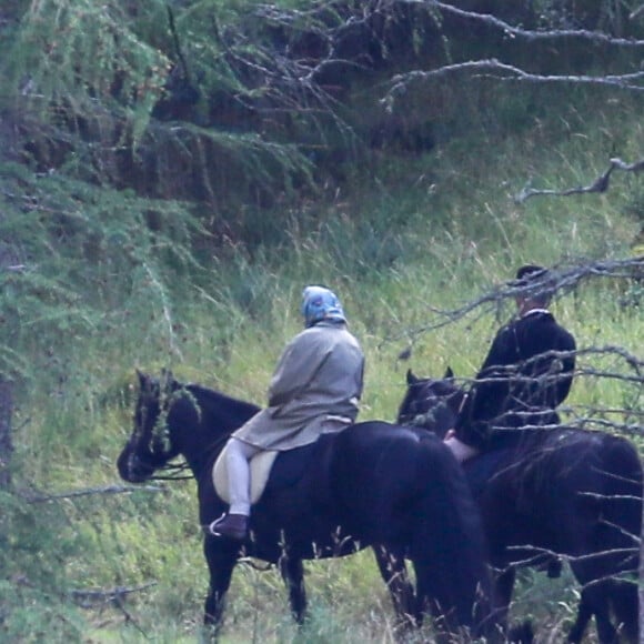 La reine Elisabeth II d'Angleterre se balade à cheval au Château de Balmoral en Ecosse, le 14 août 2019. 