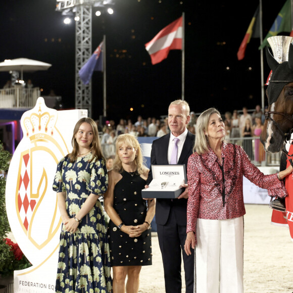 Ces derniers temps, la fille de Caroline multiplie les apparitions publiques. Un investissement grandissant qui prouve son attachement au Rocher
Alexandra de Hanovre, Diane Fissore, présidente de la fédération équestre monégasque, Matthias Breschan (CEO Longines), la princesse Caroline de Hanovre, Inès Joly s'offre sa première victoire en Grand Prix 5 à Monaco, Jan Tops - Jumping international Monte Carlo, Longines Global Champions Tour à Monaco le 6 juillet 2024. © Claudia Albuquerque/Bestimage 