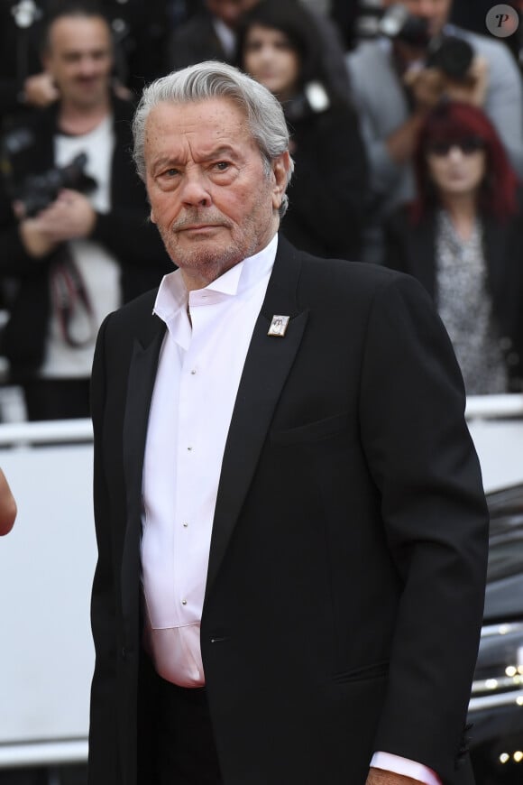 Alain Delon - Montée des marches du film "A Hidden Life" lors du 72ème Festival International du Film de Cannes, le 19 mai 2019. 