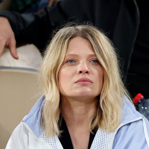 Mélanie Thierry - Les célébrités dans les tribunes des Internationaux de France de tennis de Roland Garros 2024 à Paris, le 29 mai 2024. © Jacovides / Moreau / Bestimage 