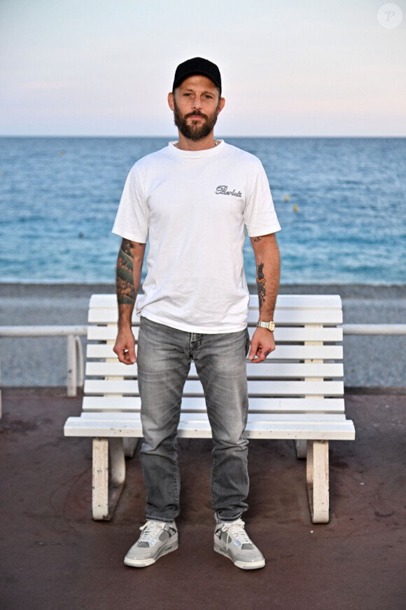 Nicolas Duvauchelle sur la Promenade des Anglais à Nice, le 5 octobre 2023, durant la quatrième journée de la 5eme édition du festival Cinéroman pour le film "Les rois de la piste" réalisé par Thierry Klifa. . © Bruno Bebert/Bestimage