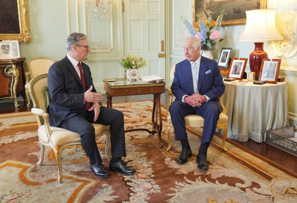 Le roi d'Angleterre se lance dans le milieu de la parfumerie
Le nouveau Premier ministre britannique Sir Keir Starmer avec sa femme Victoria Starmer rencontre le roi Charles III au palais de Buckingham à Londres, le 5 juillet 2024. 