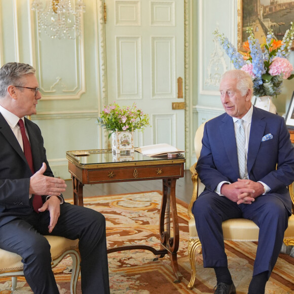 Le roi d'Angleterre se lance dans le milieu de la parfumerie
Le nouveau Premier ministre britannique Sir Keir Starmer avec sa femme Victoria Starmer rencontre le roi Charles III au palais de Buckingham à Londres, le 5 juillet 2024. 