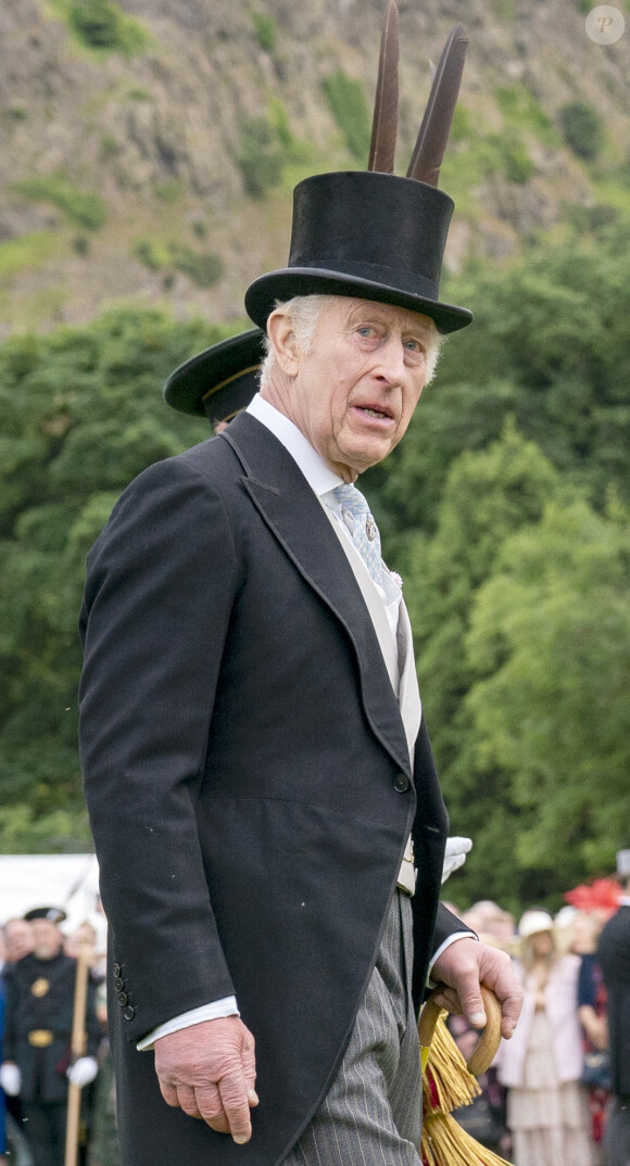 Voilà qui devrait rapporter très gros au roi si tous les fans de la royauté (et ils sont nombreux) veulent se procurer une bouteille !
Le roi Charles III lors de la Garden Party du Souverain qui s'est tenue au Palais de Holyroodhouse à Édimbourg.