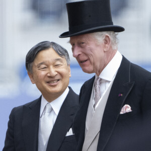 Le roi Charles III d'Angleterre et l'empereur du Japon Naruhito inspectent la garde d'honneur au pavillon royal à Londres, lors de la cérémonie d'accueil de l'empereut et de l'impératrice du Japon, en visite officielle au Royaume-Uni. © Goff / Bestimage 