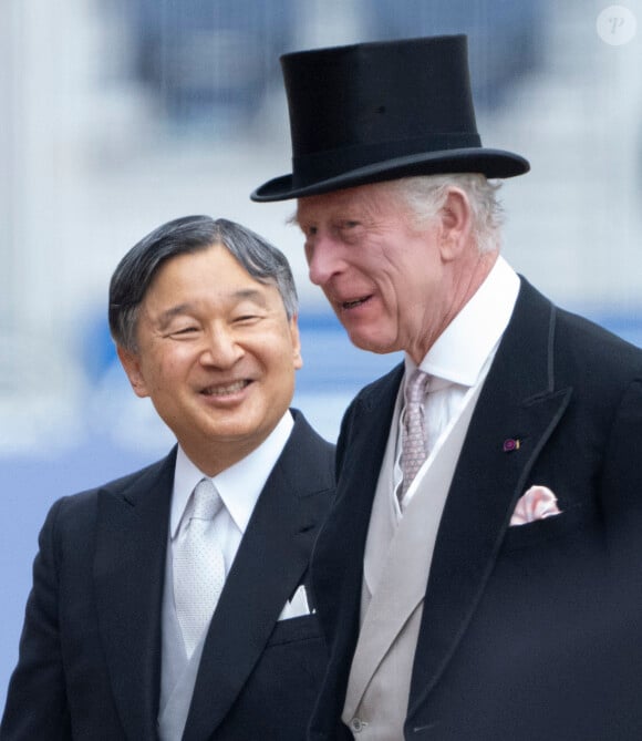 Le roi Charles III d'Angleterre et l'empereur du Japon Naruhito inspectent la garde d'honneur au pavillon royal à Londres, lors de la cérémonie d'accueil de l'empereut et de l'impératrice du Japon, en visite officielle au Royaume-Uni. © Goff / Bestimage 