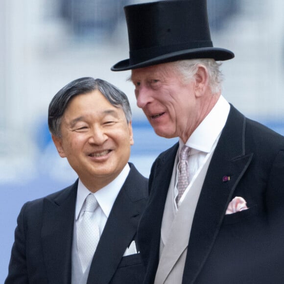 Le roi Charles III d'Angleterre et l'empereur du Japon Naruhito inspectent la garde d'honneur au pavillon royal à Londres, lors de la cérémonie d'accueil de l'empereut et de l'impératrice du Japon, en visite officielle au Royaume-Uni. © Goff / Bestimage 