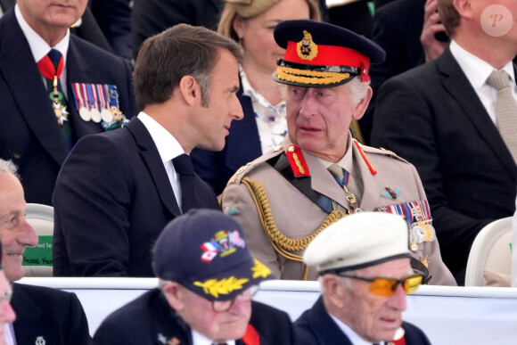 Le roi Charles III d'Angleterre et Emmanuel Macron, président de la République française lors de la cérémonie franco-britannique au mémorial britannique de Ver-sur-mer, France, le 6 juin 2024, lors du 80ème anniversaire du débarquement. © Ludovic Marin/Pool/MirrorPix/Bestimage 