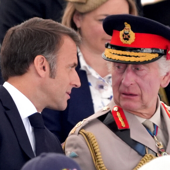 Le roi Charles III d'Angleterre et Emmanuel Macron, président de la République française lors de la cérémonie franco-britannique au mémorial britannique de Ver-sur-mer, France, le 6 juin 2024, lors du 80ème anniversaire du débarquement. © Ludovic Marin/Pool/MirrorPix/Bestimage 