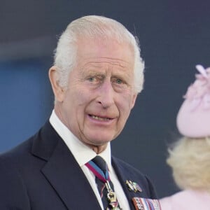 Le roi Charles III d'Angleterre et la reine consort Camilla Parker Bowles - La famille royale d'Angleterre lors des commémorations du 80ème anniversaire du débarquement (D-Day) à Portsmouth. Le 5 juin 2024 © Kin Cheung / Mirrorpix / Bestimage 