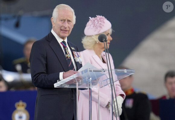 Le roi Charles III d'Angleterre et la reine consort Camilla Parker Bowles - La famille royale d'Angleterre lors des commémorations du 80ème anniversaire du débarquement (D-Day) à Portsmouth. Le 5 juin 2024 © Kin Cheung / Mirrorpix / Bestimage 