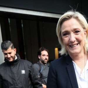 Exclusif - Marine Le Pen quitte les studios de BFM TV à Paris le 4 juillet 2024.