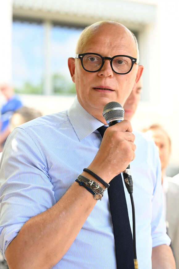 De quoi quelque peu embarrasser le politique.
E.Philippe en déplacement pour soutenir la candidate L.Cristol, et son suppléant A.Moynier, aux élections législatives à Saturargues (Hérault), le 26 juin 2024. © Valentina Claret / Panoramic / Bestimage