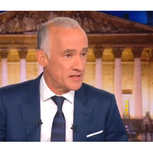 Gilles Bouleau n'a alors pas pris de pincette pour partager son étonnement. "Vous aviez besoin d'un dîner pour constater ça ?", a-t-il lâché, surpris.
Edouard Philippe était l'invité de Gilles Bouleau dans le "20h" de TF1.