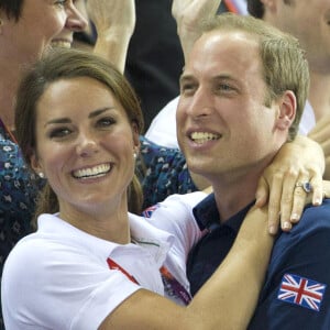 Ce nouveau couple de la monarchie britannique va-t-il voler la vedette à Kate et William ?
Kate Middleton et William lors de l'épreuve de vitesse par équipe de cyclisme sur piste au JO de Londres