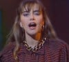 Chanteuse célèbre à la fin des années 1980, elle s'est illustrée avec un tube. 
Muriel Dacq dans le clip de Là où ça en 1986.