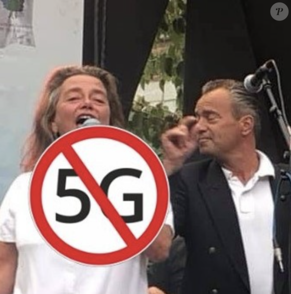 Engagée, elle s'investit aujourd'hui dans l'écosystème. 
La chanteuse belge Muriel Dacq, de son vrai nom Muriel Desclée, contre la 5G.