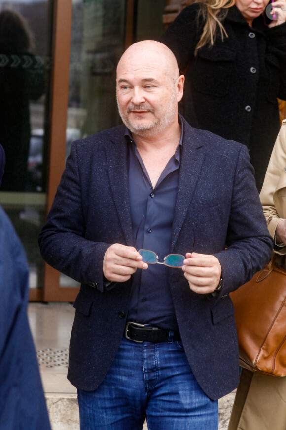 Et attend une réponse.
Suspendu de l'antenne après une enquête pour viol, Sébastien Cauet réclame en justice son retour sur NRJ au tribunal de commerce de Paris, France, le 18 mars 2024.  © Christiophe Clovis/Bestimage