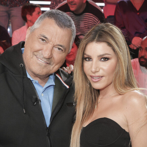 Malgré leur différence d'âge, Jean-Marie Bigard et Lola Marois filent le parfait amour depuis plus de 13 ans.
Jean-Marie Bigard et sa femme Lola Marois pendant l'émission "La Grosse Rigolade"