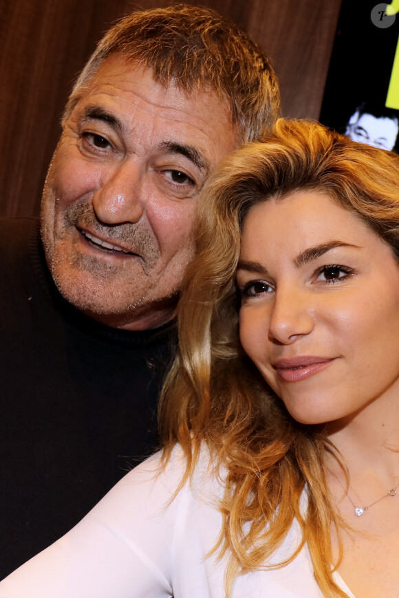 "Alors le corps ne suit plus, mais la connexion intellectuelle et d'humour qu'on a, elle est intacte"
Jean-Marie Bigard et sa femme Lola Marois Bigard en dédicace au salon du livre "Livre Paris 2018" à Paris, le 17 mars 2018