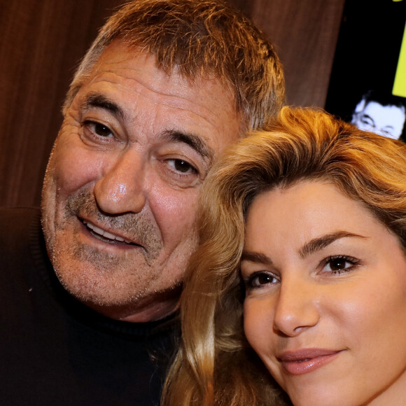 "Alors le corps ne suit plus, mais la connexion intellectuelle et d'humour qu'on a, elle est intacte"
Jean-Marie Bigard et sa femme Lola Marois Bigard en dédicace au salon du livre "Livre Paris 2018" à Paris, le 17 mars 2018